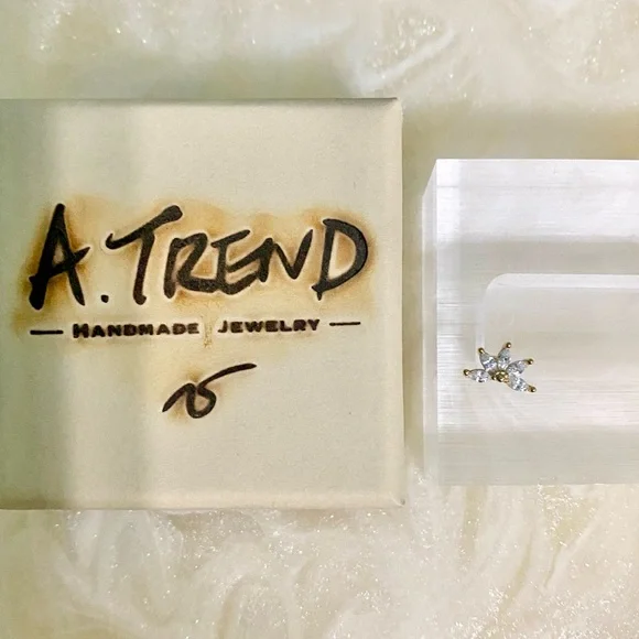 Elegant Gold S925 Flower cartridge Stud Earring - Picture 1 of 5